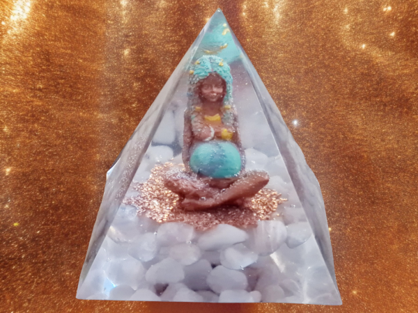 Orgonite pyramide bouddha quartz rose